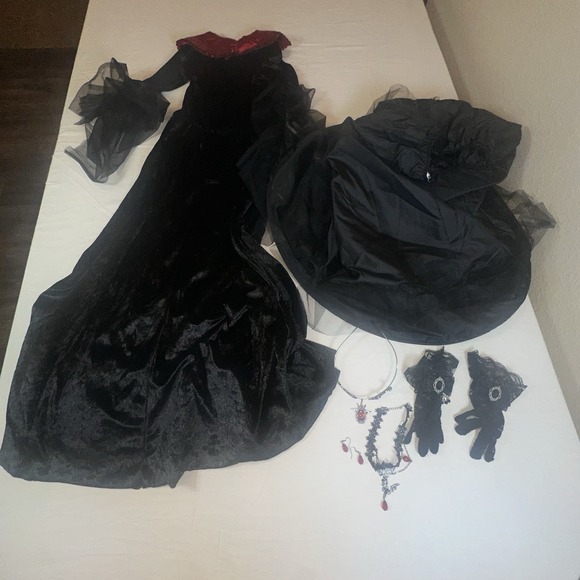 Spirit Halloween VICTORIAN VAMPIRESS COSTUME Red/Black Goth Girl's Size L(12/14) - Picture 3 of 6